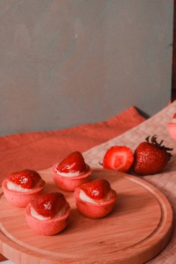 Çıtır Çıtır Şekerlemeli Duble Çikolatalı ekler