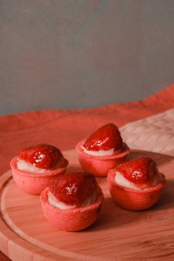 Çıtır Çıtır Şekerlemeli Duble Çikolatalı ekler