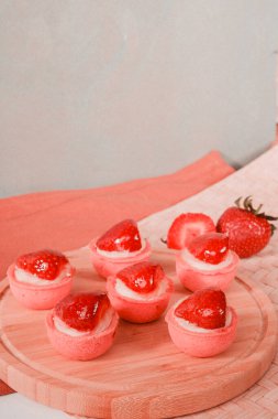 Çıtır Çıtır Şekerlemeli Duble Çikolatalı ekler