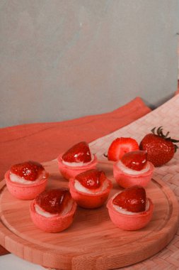 Çıtır Çıtır Şekerlemeli Duble Çikolatalı ekler