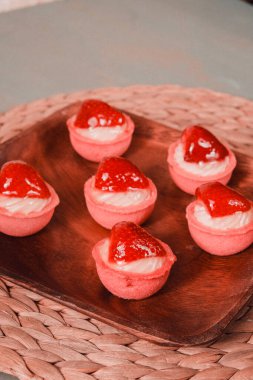 Çıtır Çıtır Şekerlemeli Duble Çikolatalı ekler