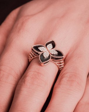 Özel anlar için Parlak Altın ve Elmas Mücevherler