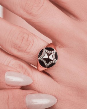 Parlak Altın Mücevherler Göz kamaştırıcı elmaslarla