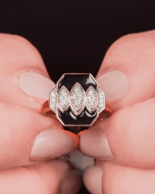 Parlak Altın Mücevherler Göz kamaştırıcı elmaslarla