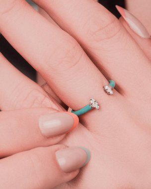 Parlak Altın Mücevherler Göz kamaştırıcı elmaslarla