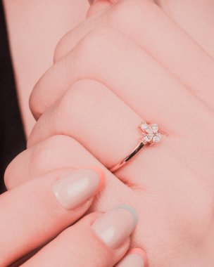 Parlak Altın Mücevherler Göz kamaştırıcı elmaslarla