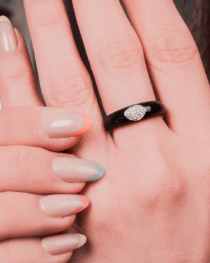 Parlak Altın Mücevherler Göz kamaştırıcı elmaslarla