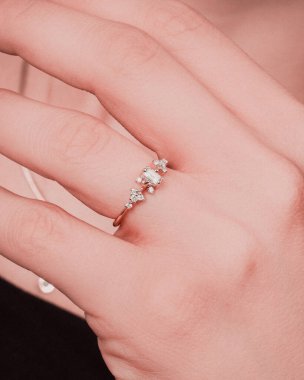 Parlak Altın Mücevherler Göz kamaştırıcı elmaslarla