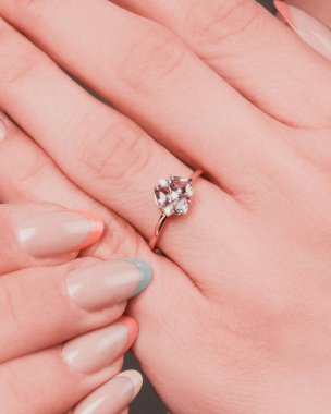 Parlak Altın Mücevherler Göz kamaştırıcı elmaslarla