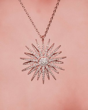 Parlak Altın Mücevherler Göz kamaştırıcı elmaslarla