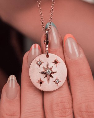 Parlak Altın Mücevherler Göz kamaştırıcı elmaslarla