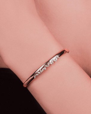 Parlak Altın Mücevherler Göz kamaştırıcı elmaslarla