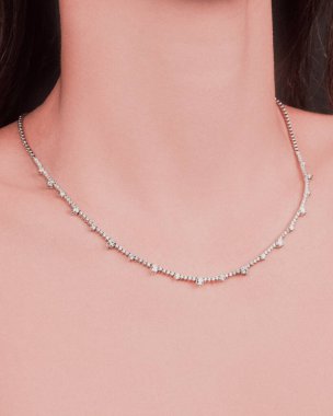 Parlak Altın Mücevherler Göz kamaştırıcı elmaslarla