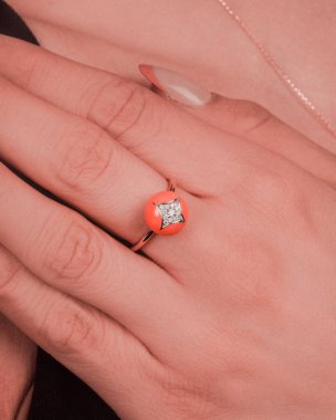 Parlak Altın Mücevherler Göz kamaştırıcı elmaslarla