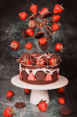 Havada uçan bir dilim kekin yer aldığı dinamik bir yemek tasarımı..