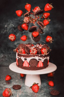 Havada uçan bir dilim kekin yer aldığı dinamik bir yemek tasarımı..