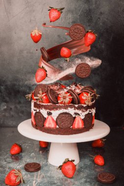 Havada uçan bir dilim kekin yer aldığı dinamik bir yemek tasarımı..