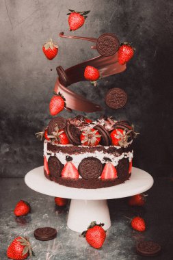 Havada uçan bir dilim kekin yer aldığı dinamik bir yemek tasarımı..