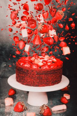 Havada uçan bir dilim kekin yer aldığı dinamik bir yemek tasarımı..