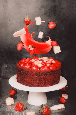 Havada uçan bir dilim kekin yer aldığı dinamik bir yemek tasarımı..