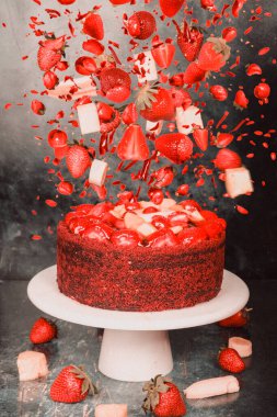 Havada uçan bir dilim kekin yer aldığı dinamik bir yemek tasarımı..