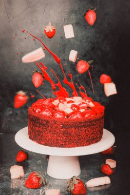 Havada uçan bir dilim kekin yer aldığı dinamik bir yemek tasarımı..