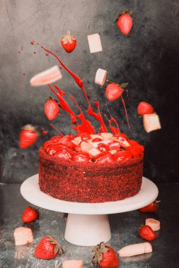 Havada uçan bir dilim kekin yer aldığı dinamik bir yemek tasarımı..