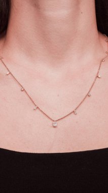 Modern Kadınlar İçin Şık Altın ve Elmas Mücevherler