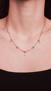 Modern Kadınlar İçin Şık Altın ve Elmas Mücevherler