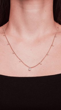 Modern Kadınlar İçin Şık Altın ve Elmas Mücevherler