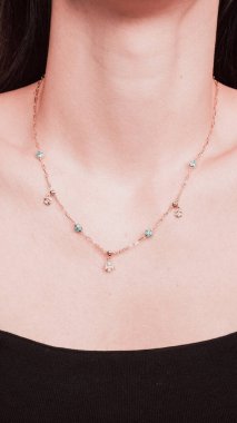 Modern Kadınlar İçin Şık Altın ve Elmas Mücevherler