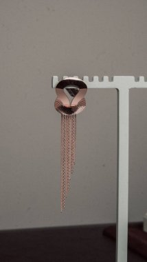 Zamansız Lüks Mücevherler: Elmaslar ve Altın Tasarımlar