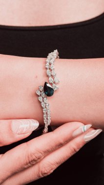 Zamansız Lüks Mücevherler: Elmaslar ve Altın Tasarımlar