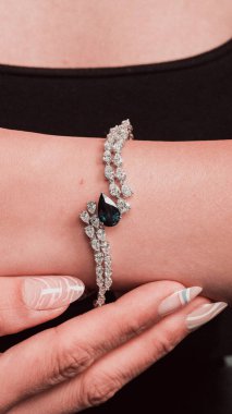 Kadınlar İçin Çarpıcı Altın ve Elmas Mücevherler