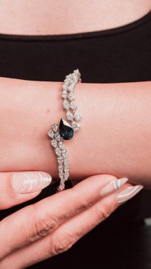 Kadınlar İçin Çarpıcı Altın ve Elmas Mücevherler