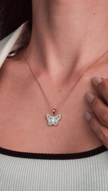 Altın Aksanlı Zarif Elmas Mücevherler