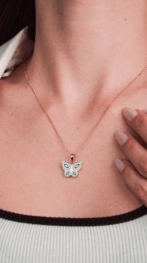 Altın Aksanlı Zarif Elmas Mücevherler