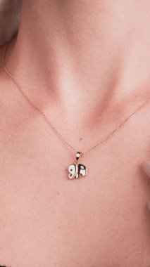 Altın Aksanlı Zarif Elmas Mücevherler