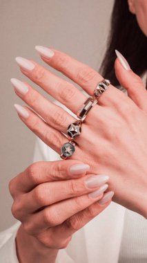 Parlak Elmas Kolyeler ve Altın Kolyeler