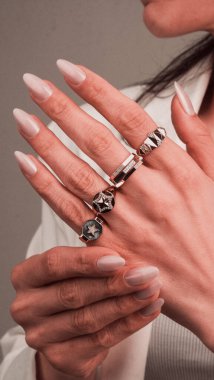 Parlak Elmas Kolyeler ve Altın Kolyeler