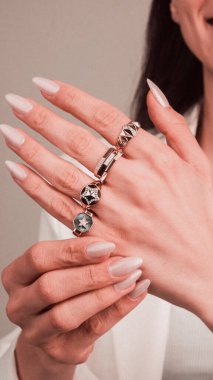 Parlak Elmas Kolyeler ve Altın Kolyeler