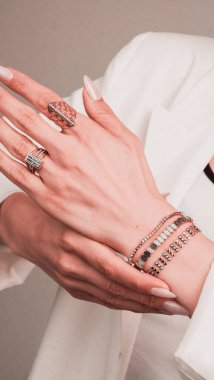 Parlak Elmas Kolyeler ve Altın Kolyeler