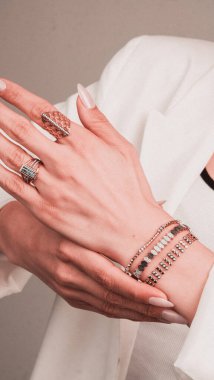 Parlak Elmas Kolyeler ve Altın Kolyeler