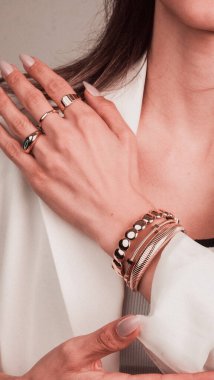 Parlak Elmas Kolyeler ve Altın Kolyeler