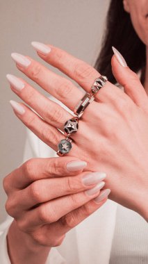 Parlak Elmas Kolyeler ve Altın Kolyeler