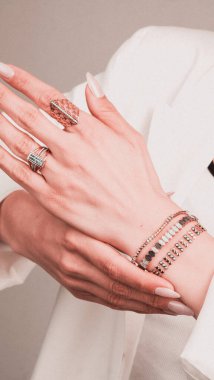 Parlak Elmas Kolyeler ve Altın Kolyeler