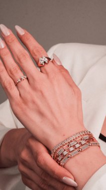 Parlak Elmas Kolyeler ve Altın Kolyeler