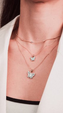 Parlak Elmas Kolyeler ve Altın Kolyeler