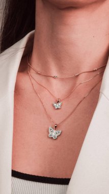 Parlak Elmas Kolyeler ve Altın Kolyeler