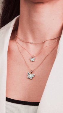 Parlak Elmas Kolyeler ve Altın Kolyeler